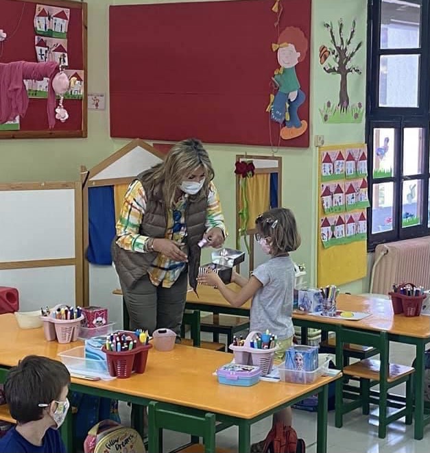 Με λουλούδια, τραγούδια και δώρα υποδέχτηκαν την Υφυπουργό Παιδείας οι μαθητές του Βόλου