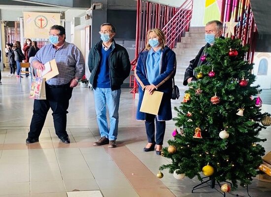 Η Ζέττα Μακρή ανταλλάσσει ευχές με μαθητές και εκπαιδευτικούς στο 7ο Γυμνάσιο Βόλου