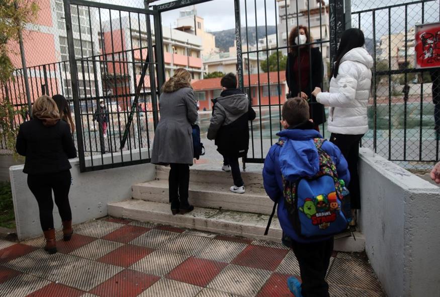 Έρευνα Eteron: 9 στους 10 Έλληνες θέλουν την παιδεία στην απόλυτη αρμοδιότητα του Δημοσίου