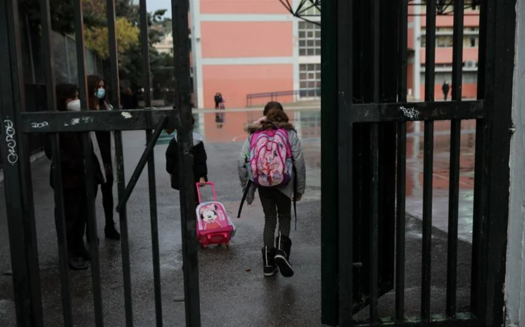 Κορονοϊός – Nέα μέτρα: Η ανακοίνωση του υπουργείου Υγείας – Τι αλλάζει σε γήπεδα και σχολεία