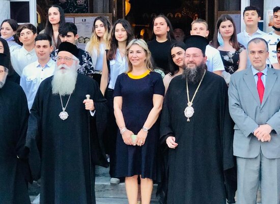 Η Ζ. Μακρή με τον Μητροπολίτη Δημητριάδος κ. Ιγνάτιο και τον ΓΓ Θρησκευμάτων βραβεύει τους διακριθέντες σε μαθητικό διαγωνισμό