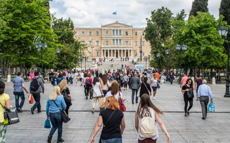 Έρευνα: Λιγότερο απόλυτοι από τους γονείς τους, πιο… Ευρωπαίοι οι Έλληνες νέοι