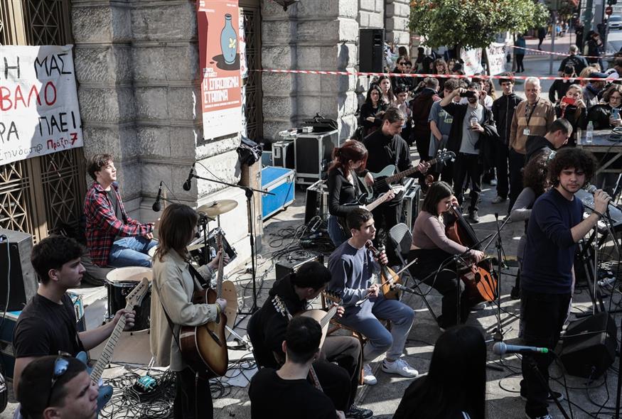 Ξανά στους δρόμους οι μαθητές μουσικών σχολείων: Σοβαρές καταγγελίες για ελλείψεις οργάνων, βιβλίων και αιθουσών