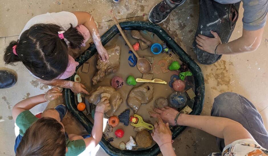 Εργαστήριο Messy & Clay Play από την ομάδα Σπόροι στο Myrto Lykopoulou Ceramics